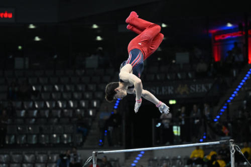Zach Green performs a Kolman on high bar during the 2023 DTB Pokal junior men's team challenge. (© Filippo Tomasi)
